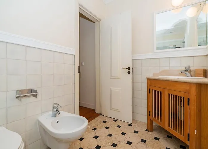 아파트 Stunning & Modern 2 Bedroom In Chiado 리스본