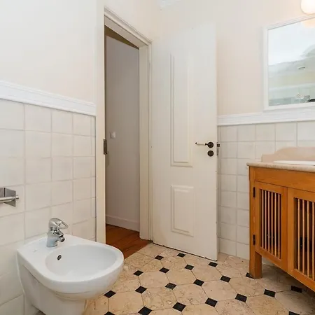 Daire Stunning & Modern 2 Bedroom In Chiado Lisboa